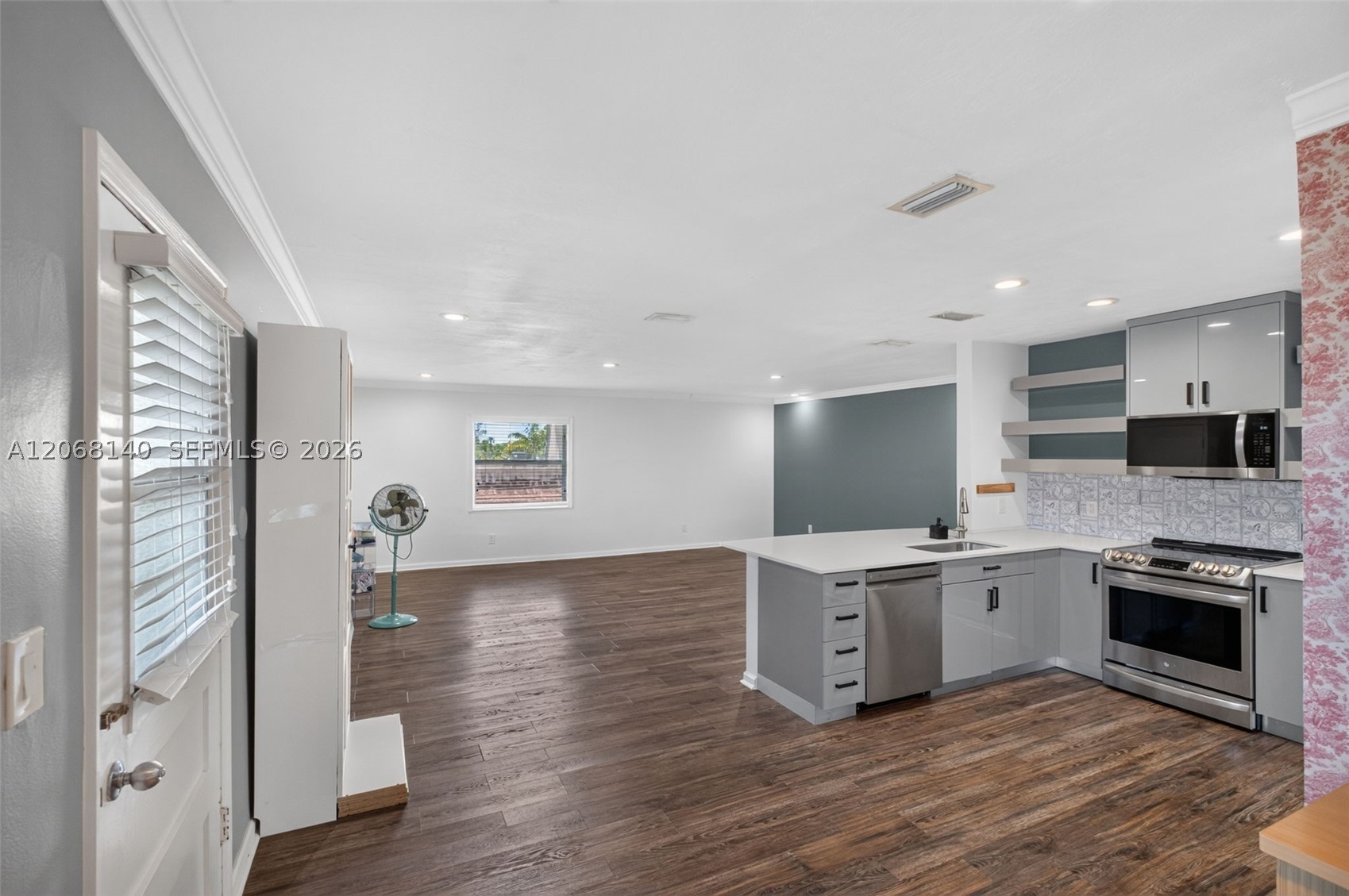 6815 Edgewater Dr #301 Coral Gables, FL 33133