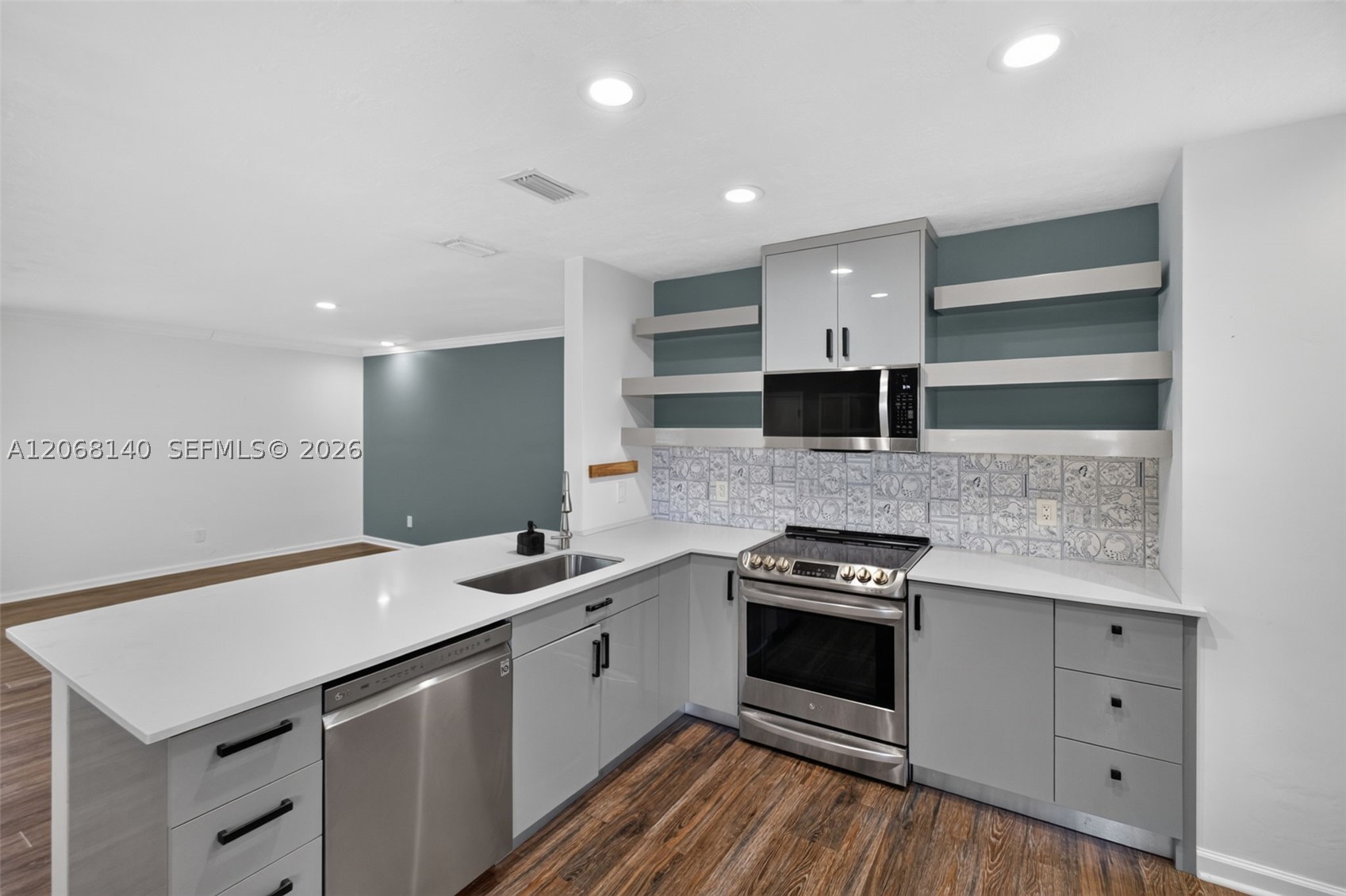 6815 Edgewater Dr #301 Coral Gables, FL 33133