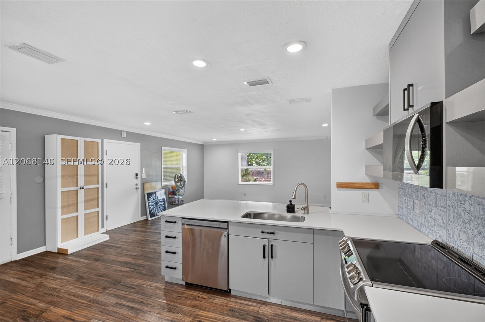 6815 Edgewater Dr #301 Coral Gables, FL 33133