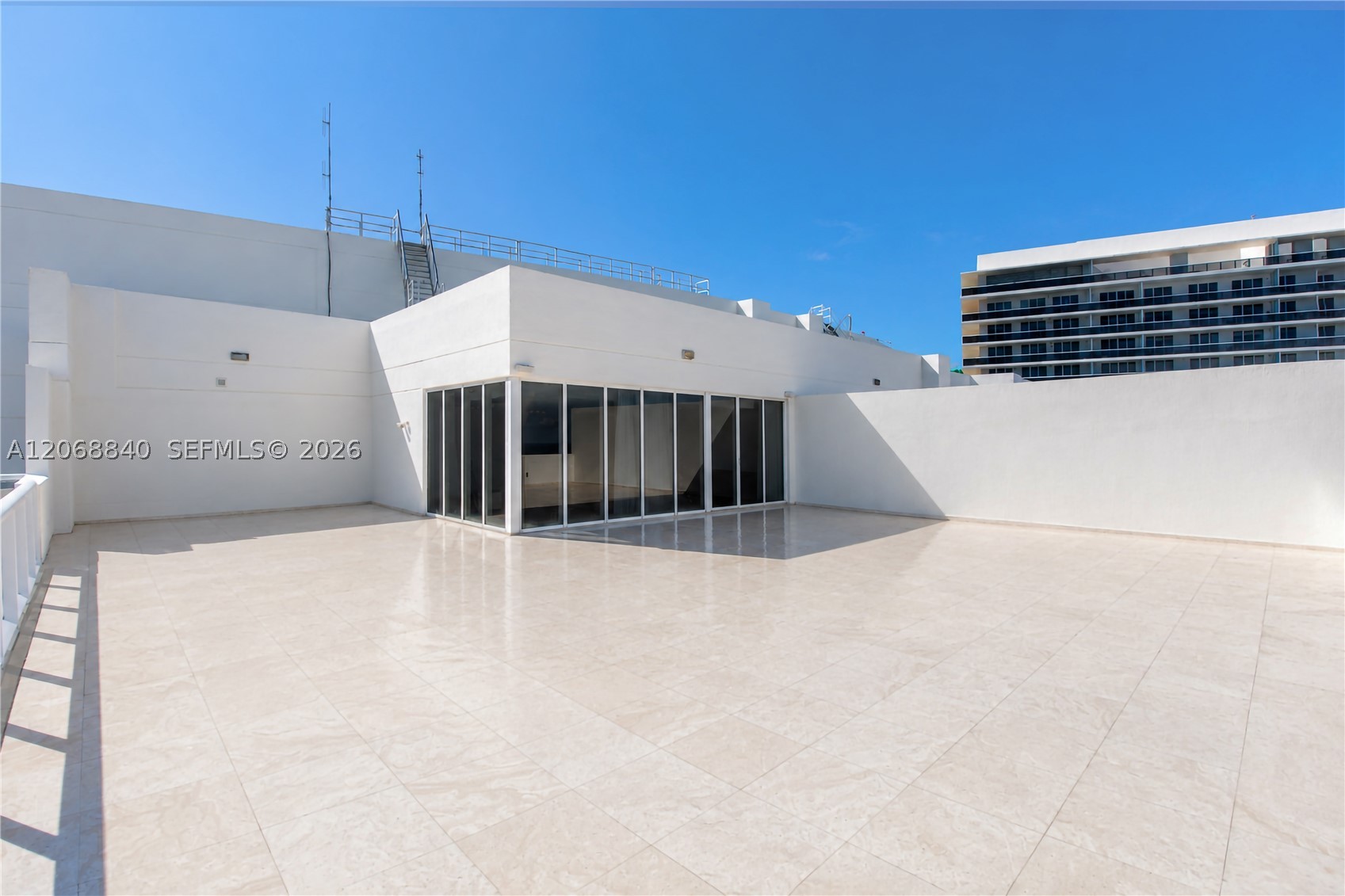 image Beach Club 122