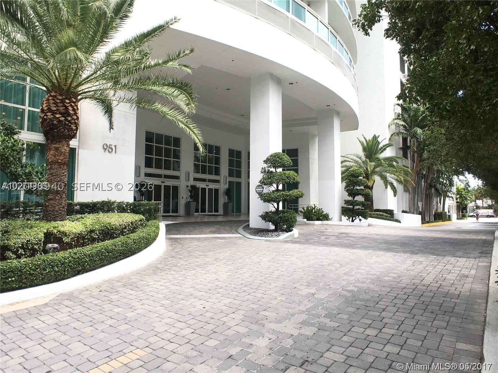 image The Plaza on Brickell West21