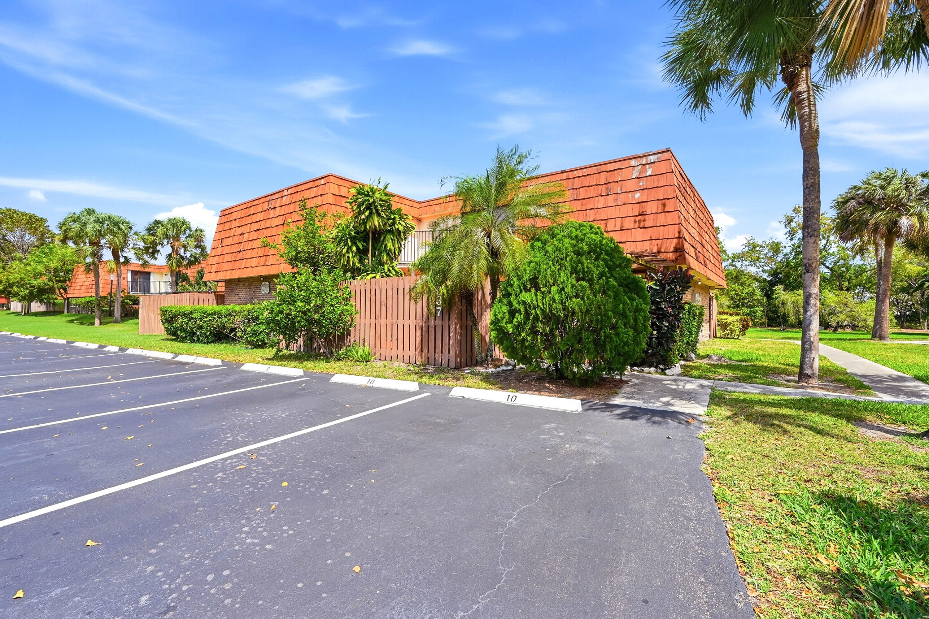 8337 N Coral
