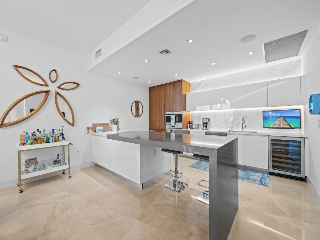 701 N Fort Lauderdale Bch #704 Fort Lauderdale, FL 33304