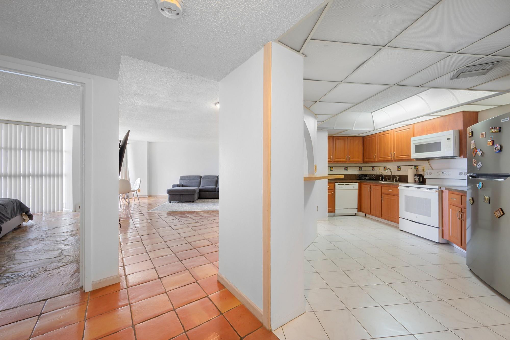 600 Parkview #1111 (PH11) Hallandale Beach, FL 33009