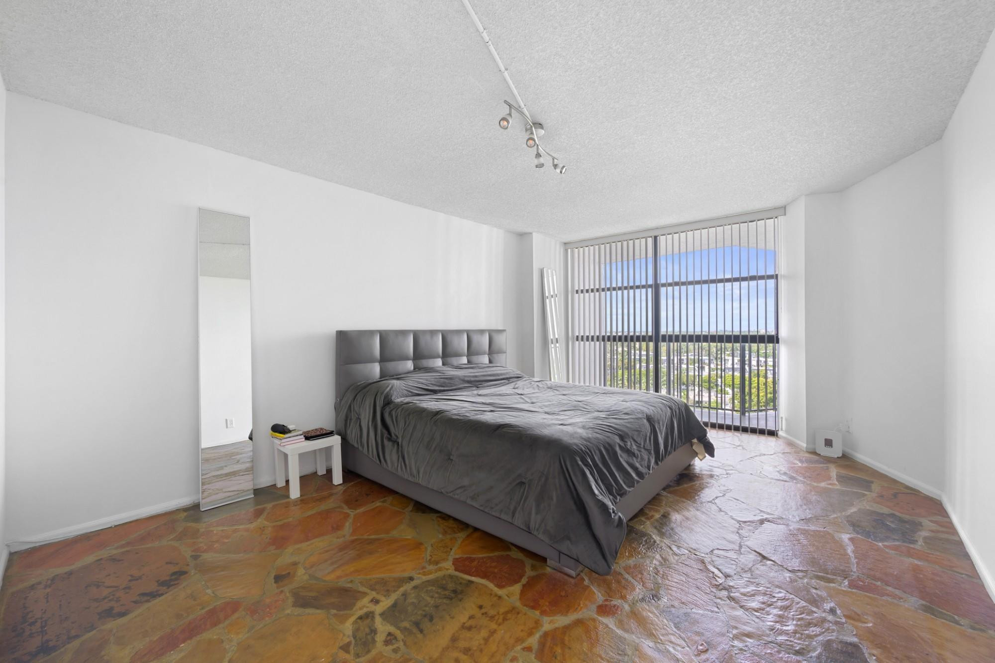 600 Parkview #1111 (PH11) Hallandale Beach, FL 33009