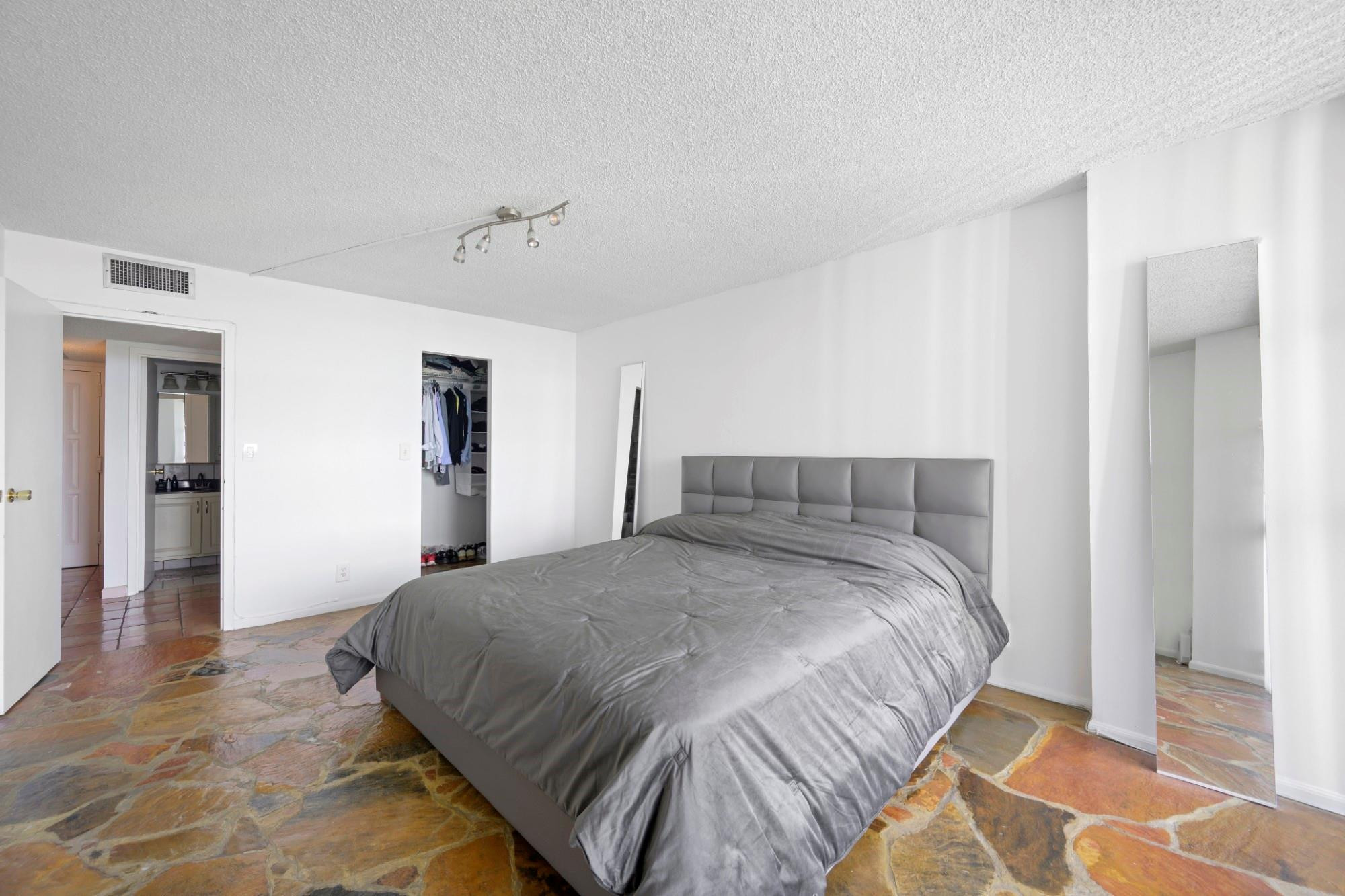 600 Parkview #1111 (PH11) Hallandale Beach, FL 33009