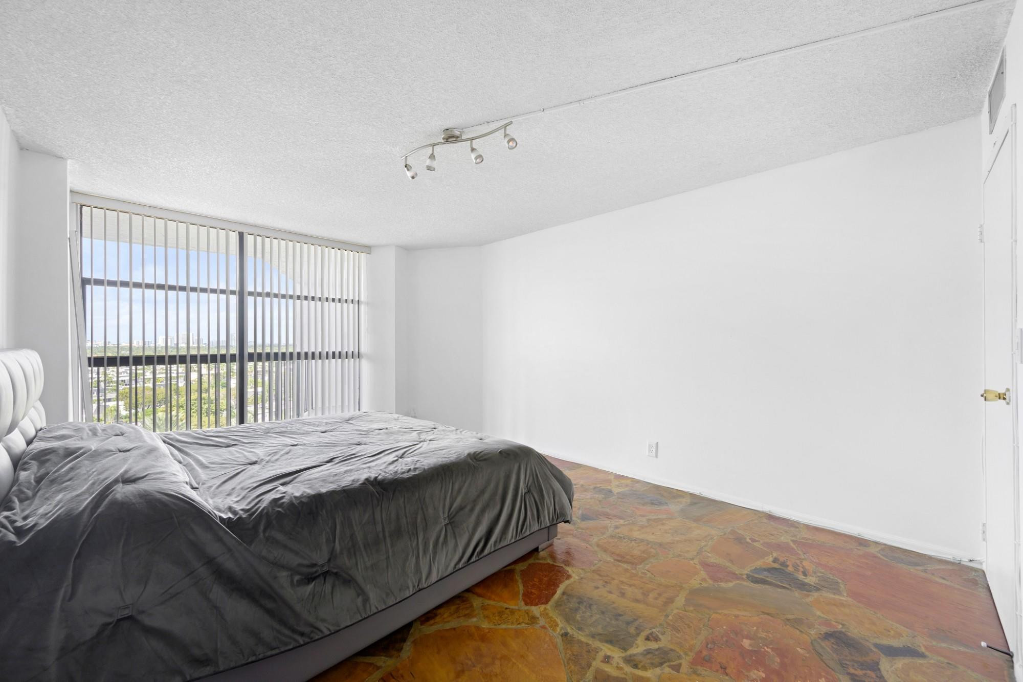 600 Parkview #1111 (PH11) Hallandale Beach, FL 33009