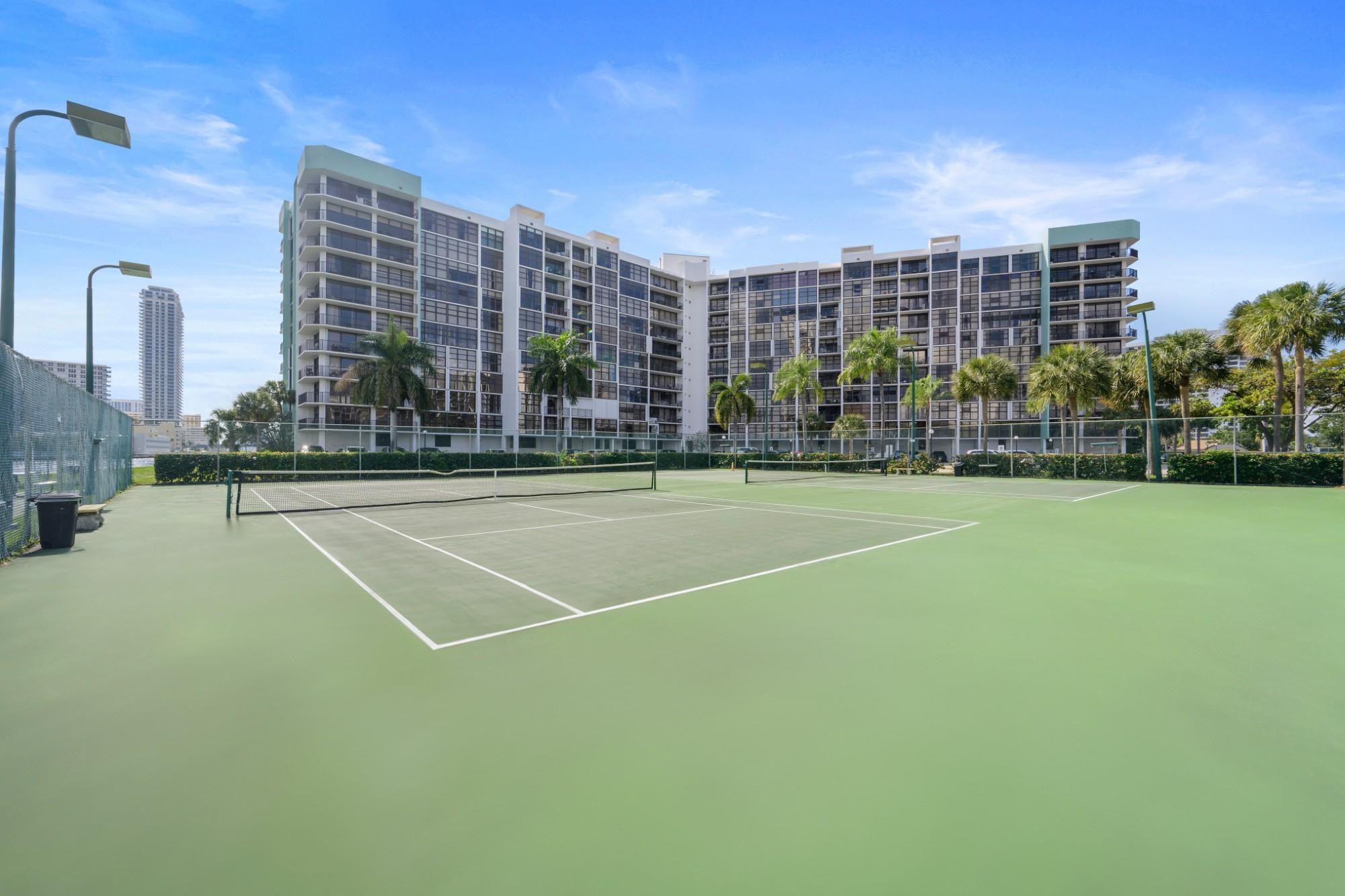 600 Parkview #1111 (PH11) Hallandale Beach, FL 33009