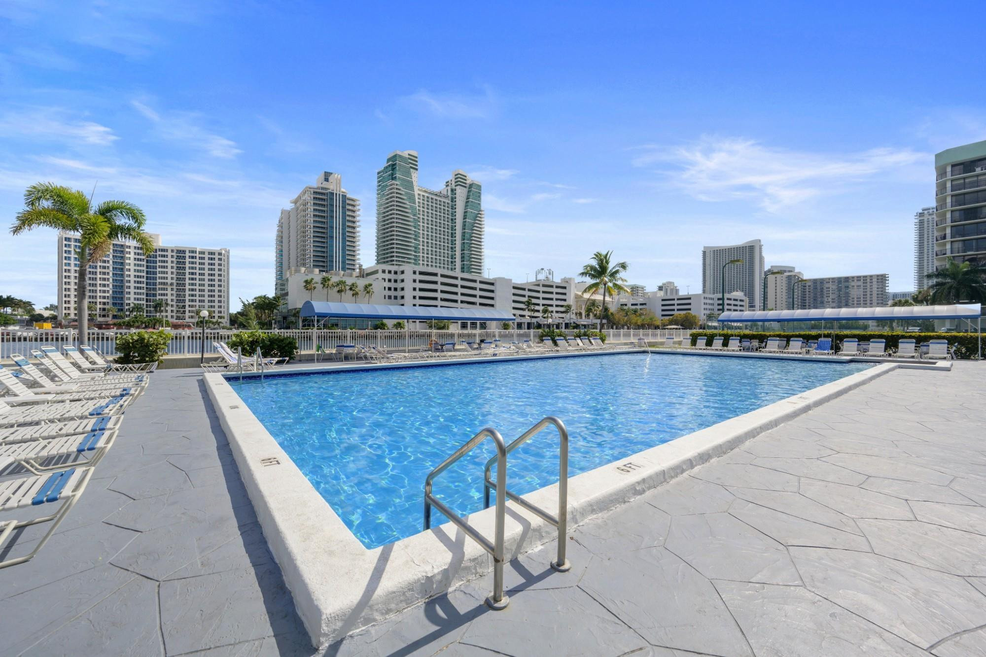 600 Parkview #1111 (PH11) Hallandale Beach, FL 33009