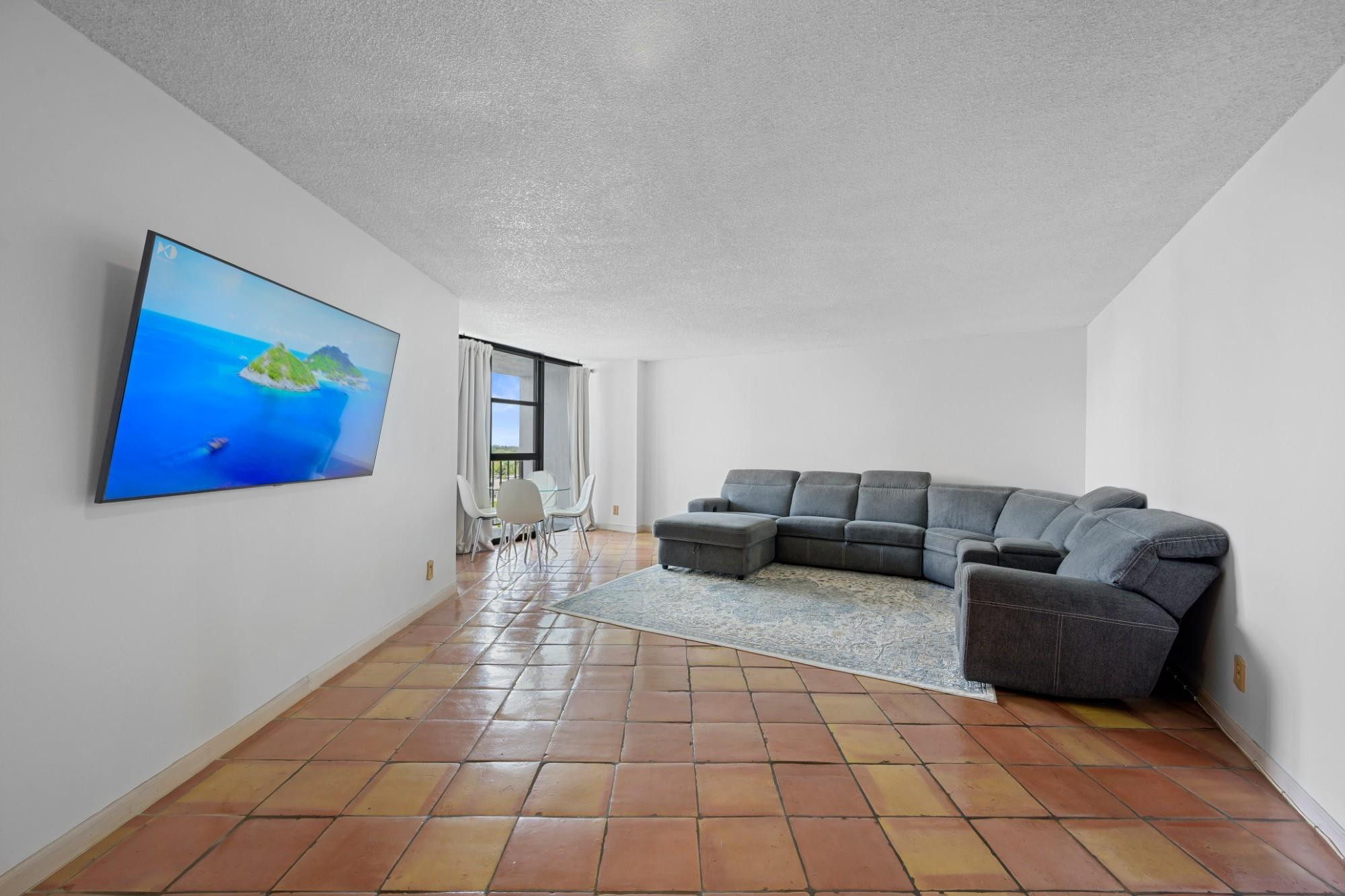 600 Parkview #1111 (PH11) Hallandale Beach, FL 33009