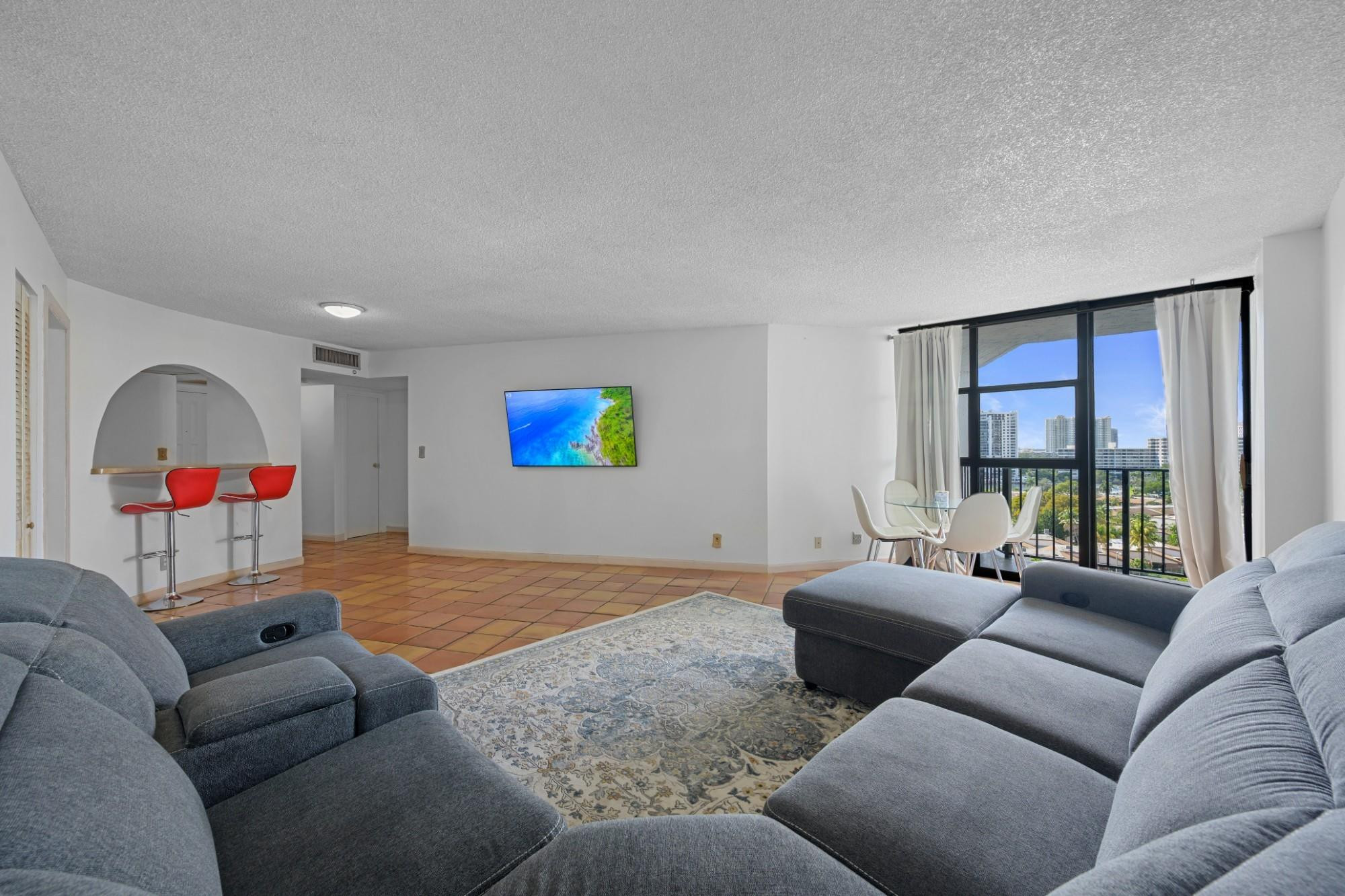 600 Parkview #1111 (PH11) Hallandale Beach, FL 33009