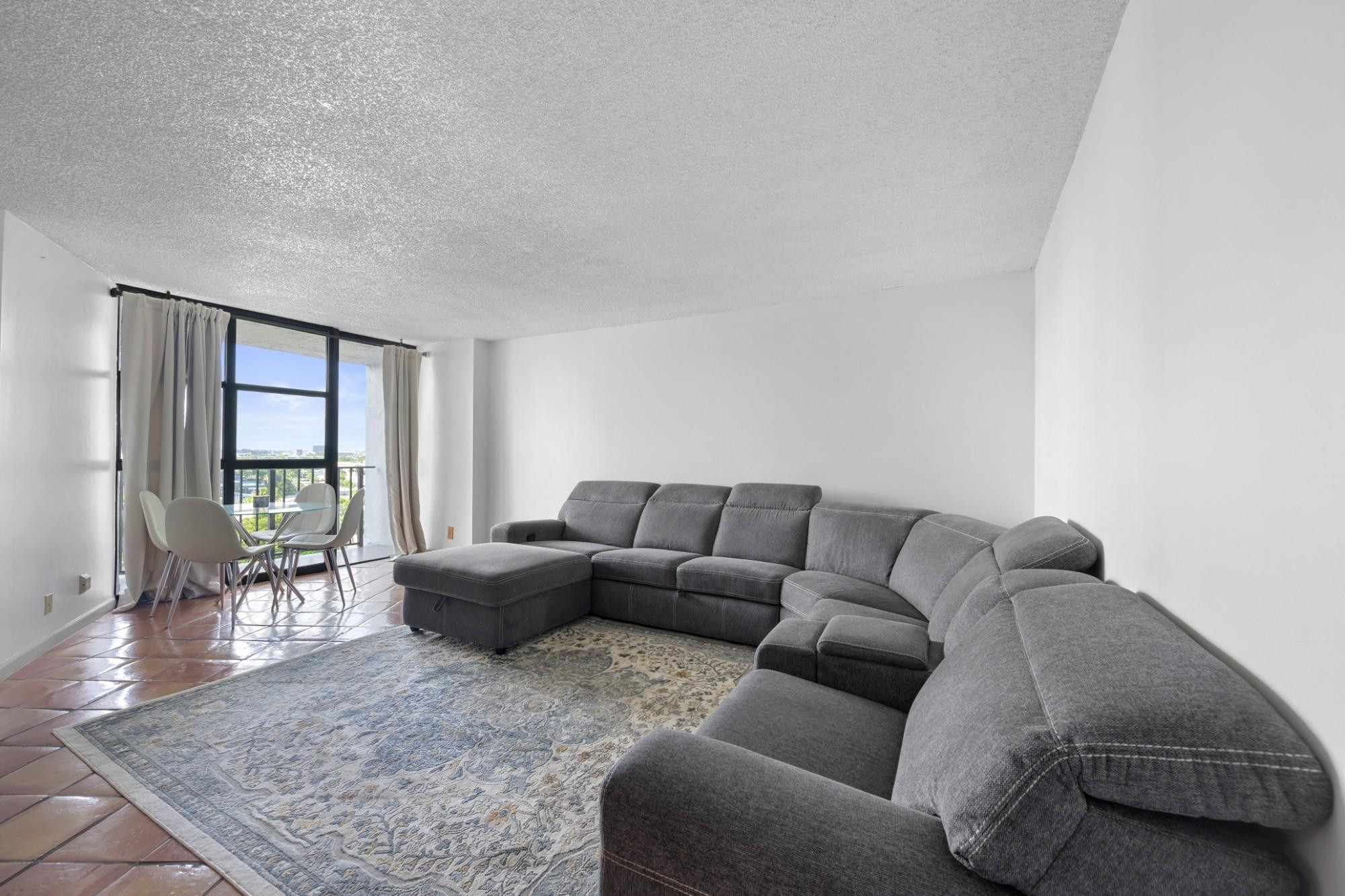 600 Parkview #1111 (PH11) Hallandale Beach, FL 33009