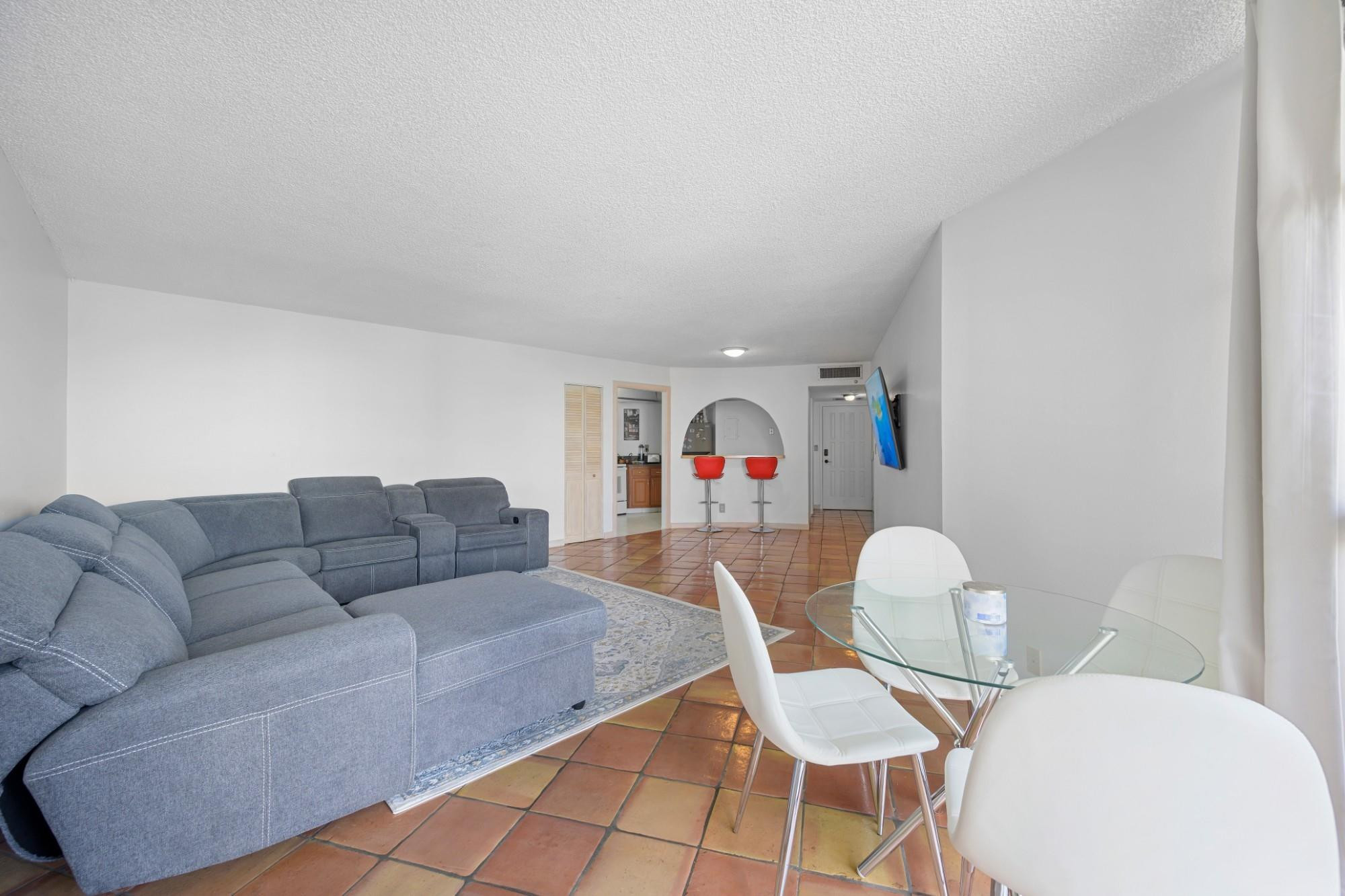 600 Parkview #1111 (PH11) Hallandale Beach, FL 33009