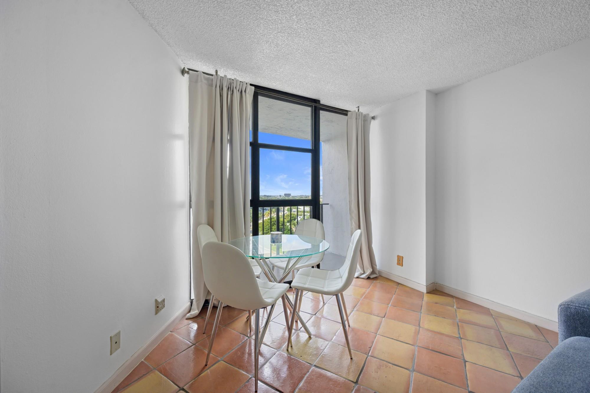 600 Parkview #1111 (PH11) Hallandale Beach, FL 33009