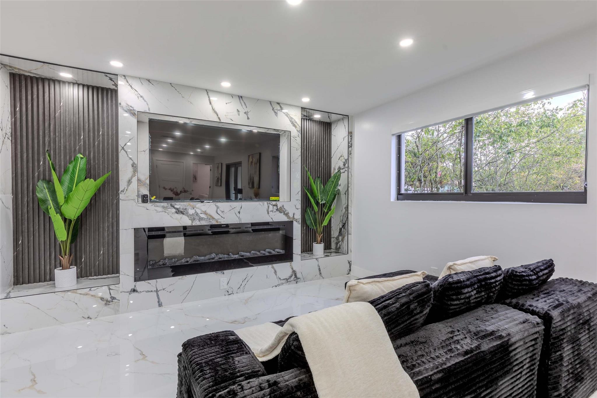 2633 NW Taft Hollywood, FL 33020