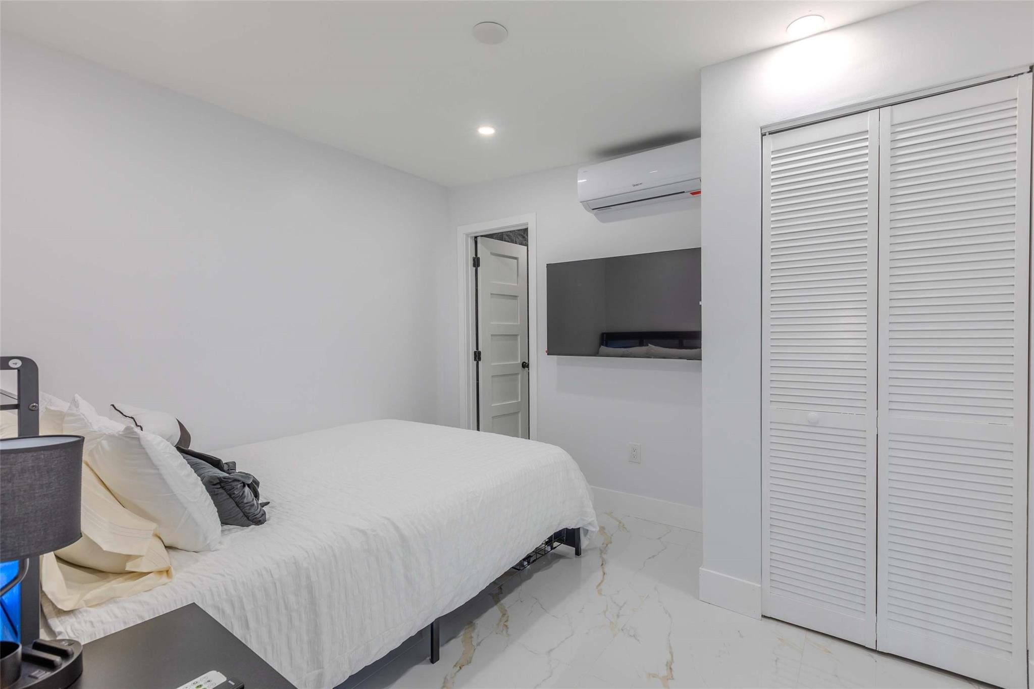 2633 NW Taft Hollywood, FL 33020