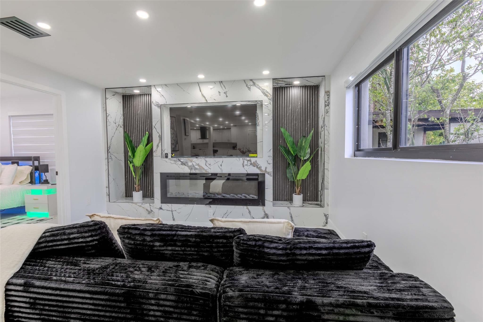 2633 NW Taft Hollywood, FL 33020