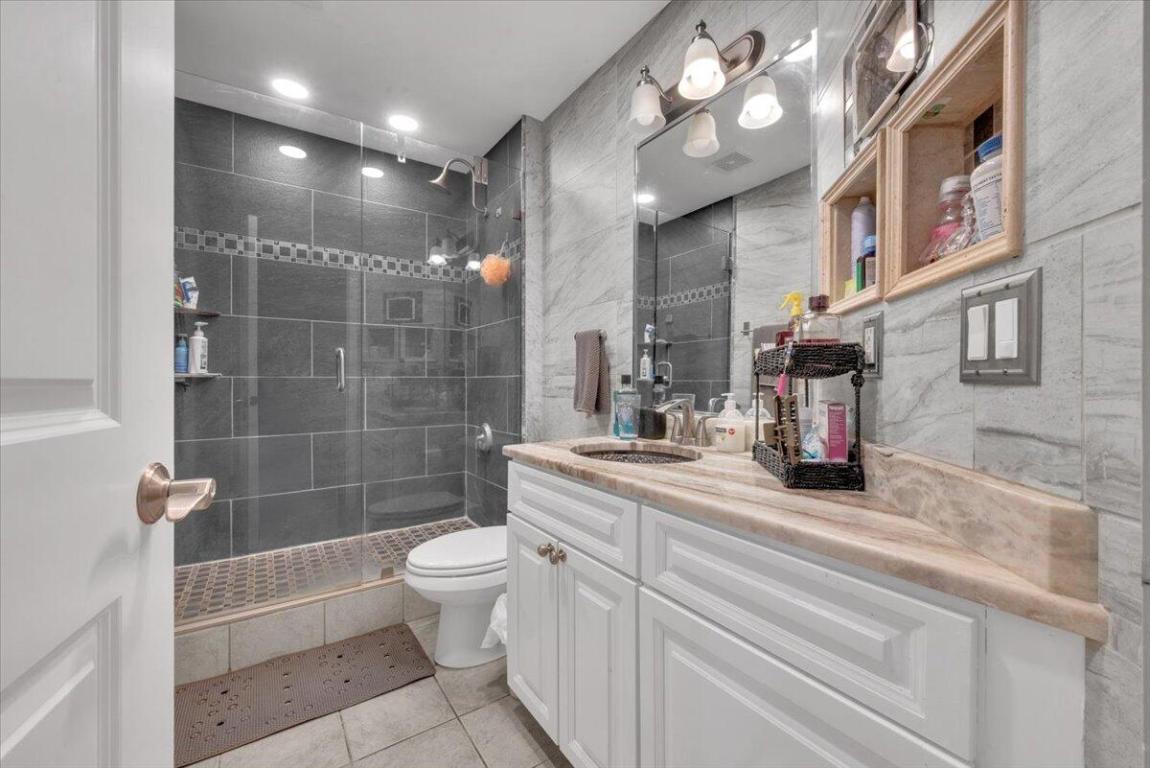 502 Del Sol Tequesta, FL 33469