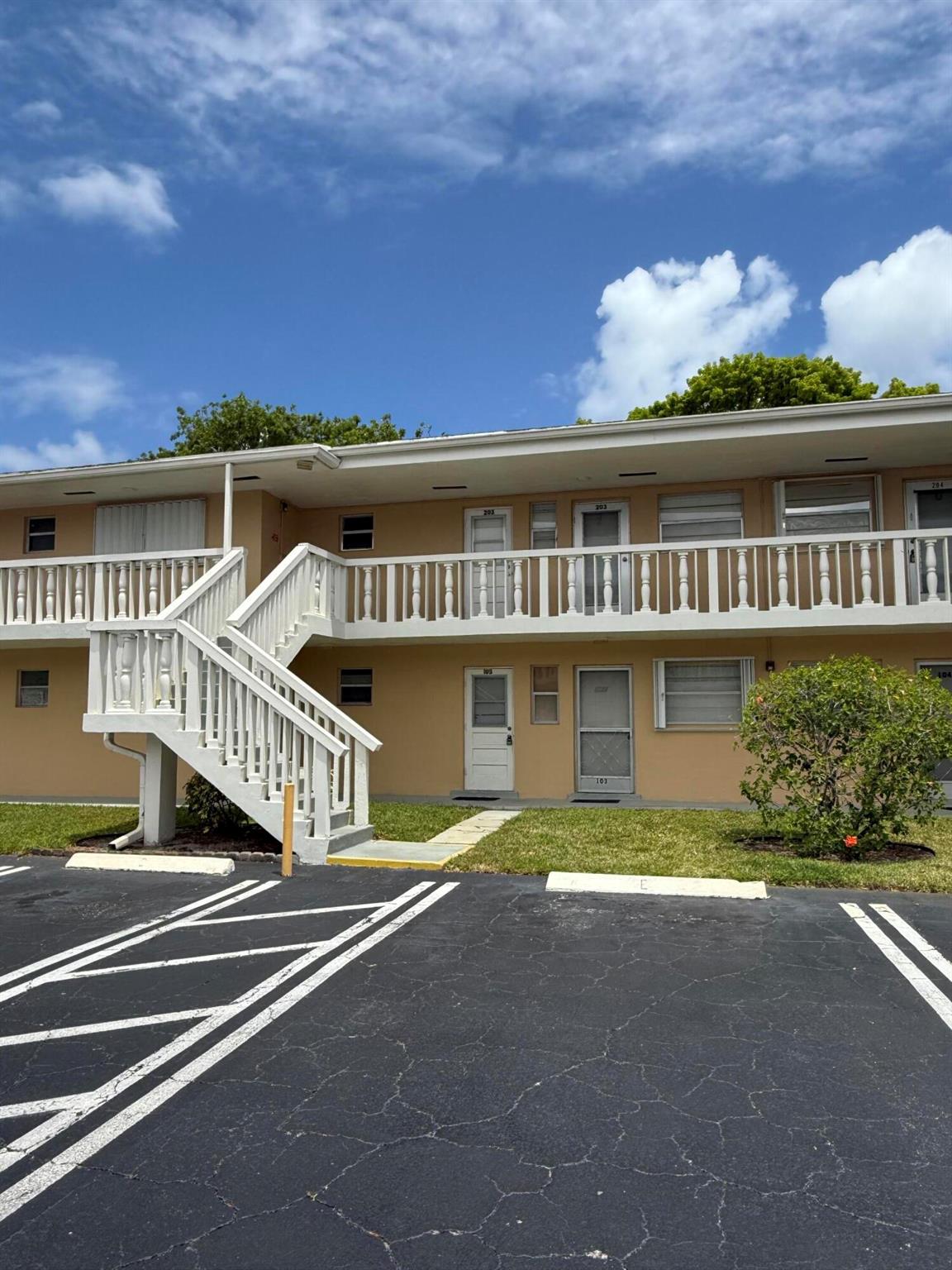 2213 NE Ne 1st Ct #203