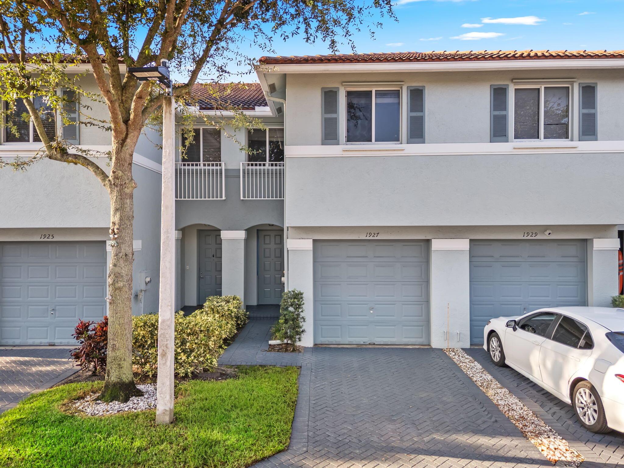 1927 Alamanda Way