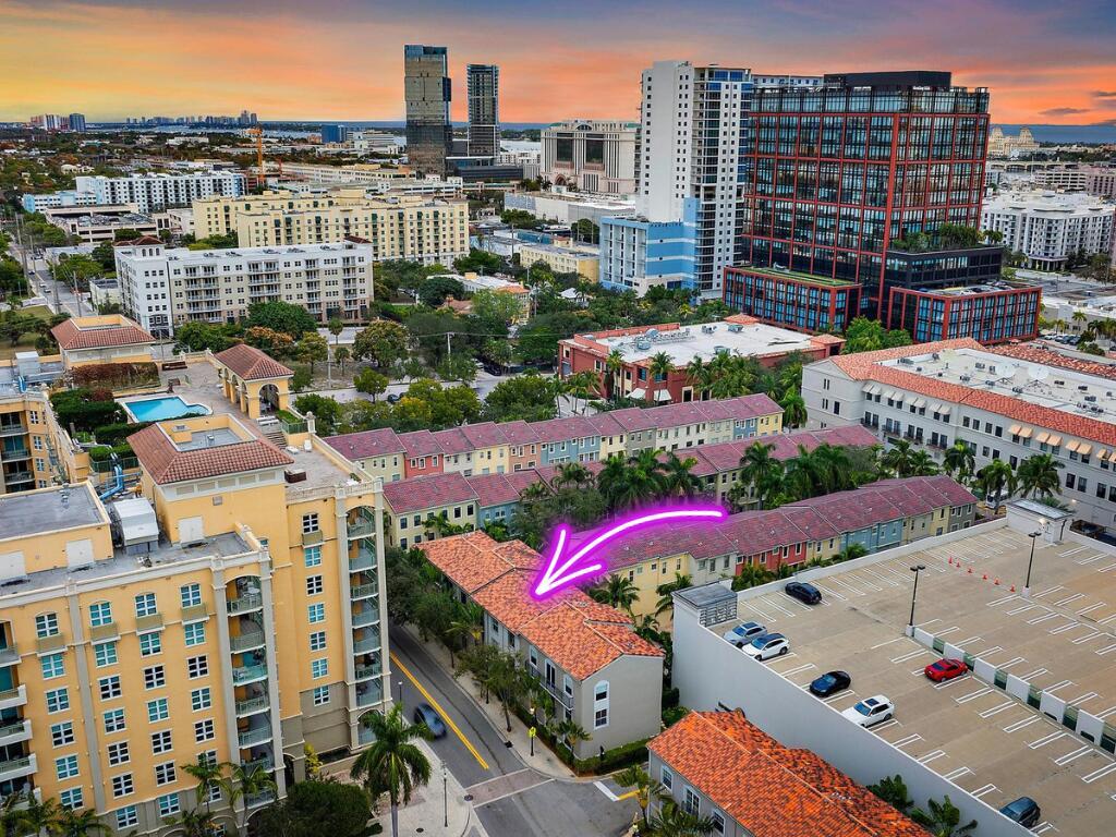560 S Sapodilla Ave #302