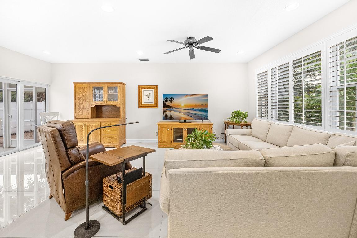 269 Live Oaks Ln Jupiter, FL 33458