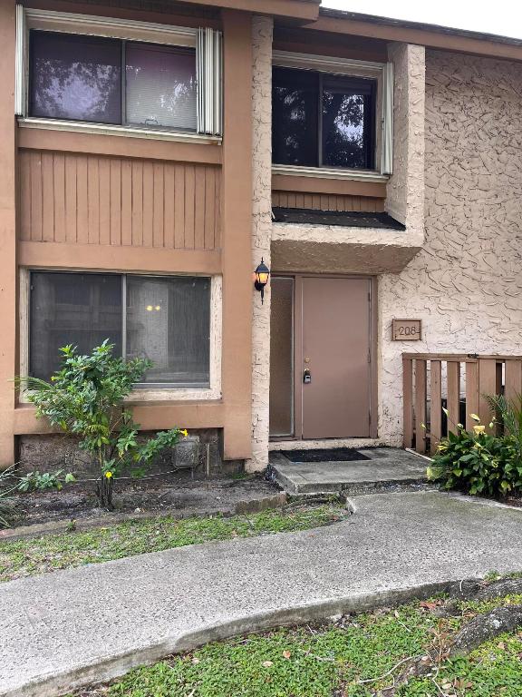 208 Wimbledon Lk #208