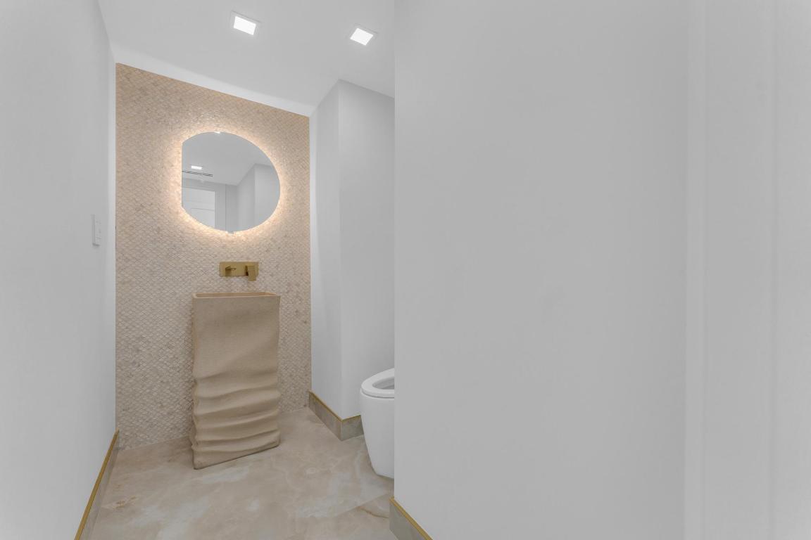 2724 N Ocean Fort Lauderdale, FL 33308