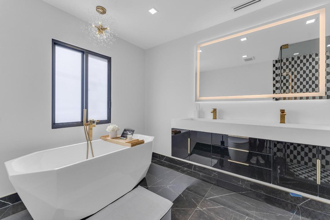 2724 N Ocean Fort Lauderdale, FL 33308