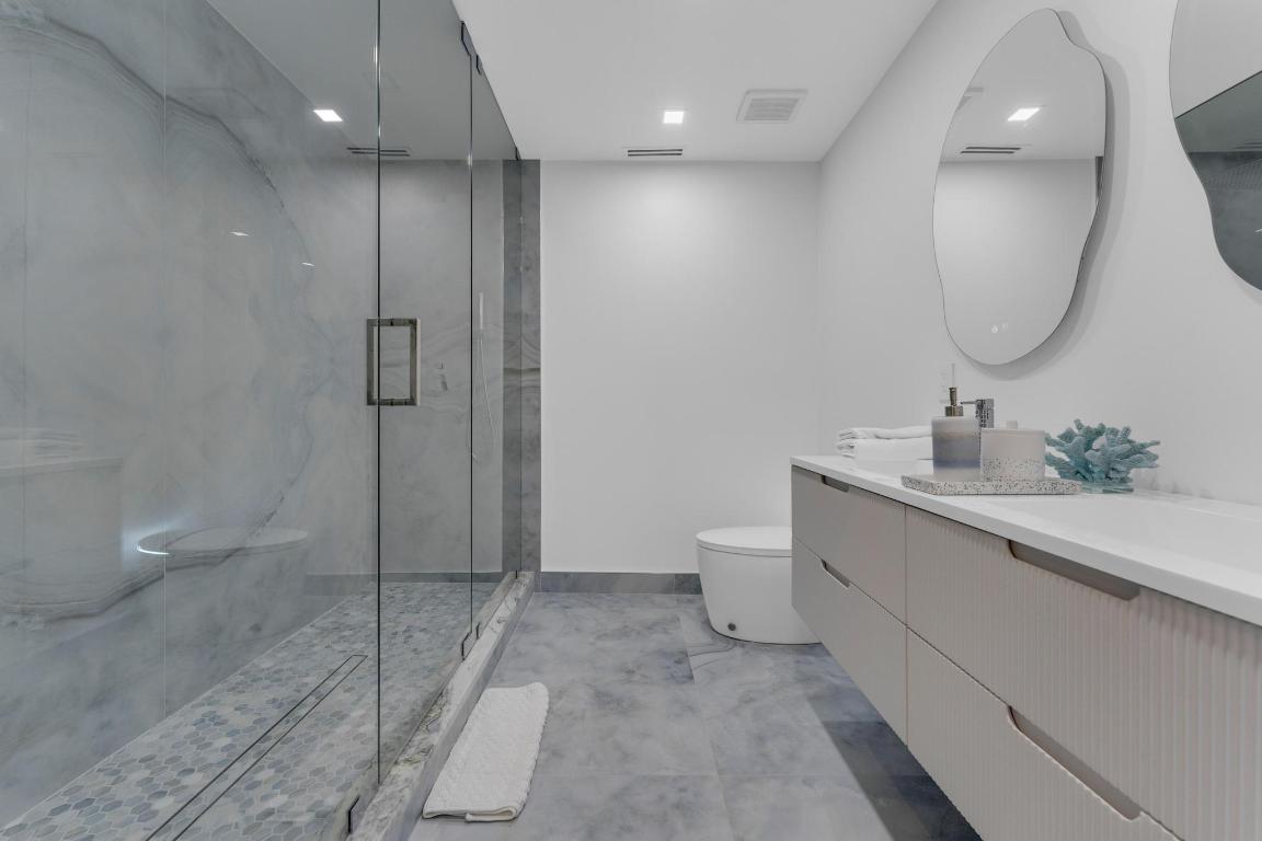 2724 N Ocean Fort Lauderdale, FL 33308