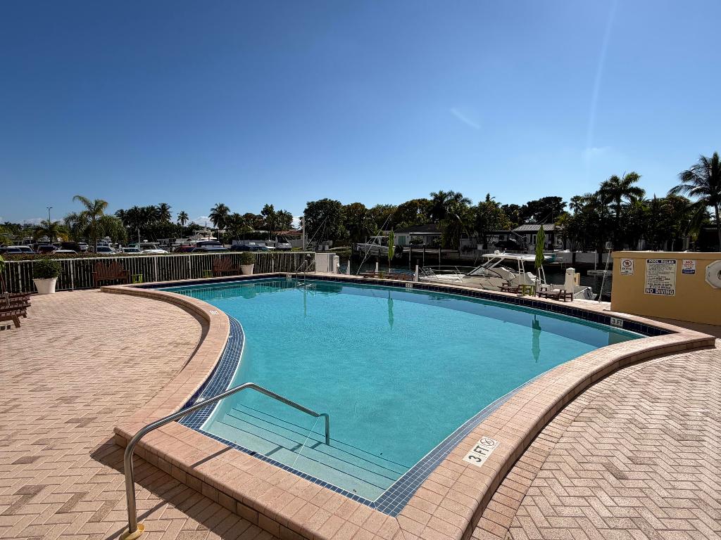 2000 NE 135th #Ph North Miami, FL 33181