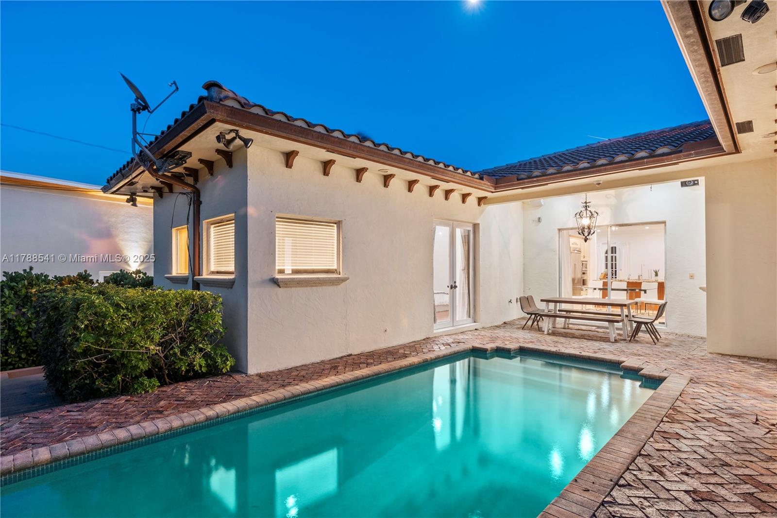 1223 Jackson St Hollywood, FL 33019