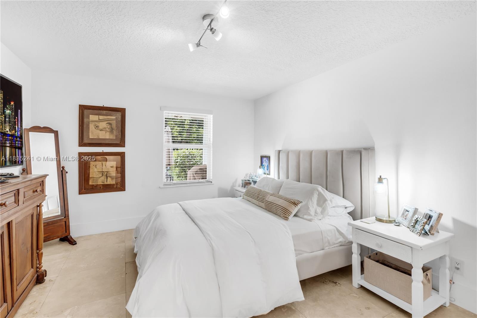 10821 SW 92nd Ave Miami, FL 33176