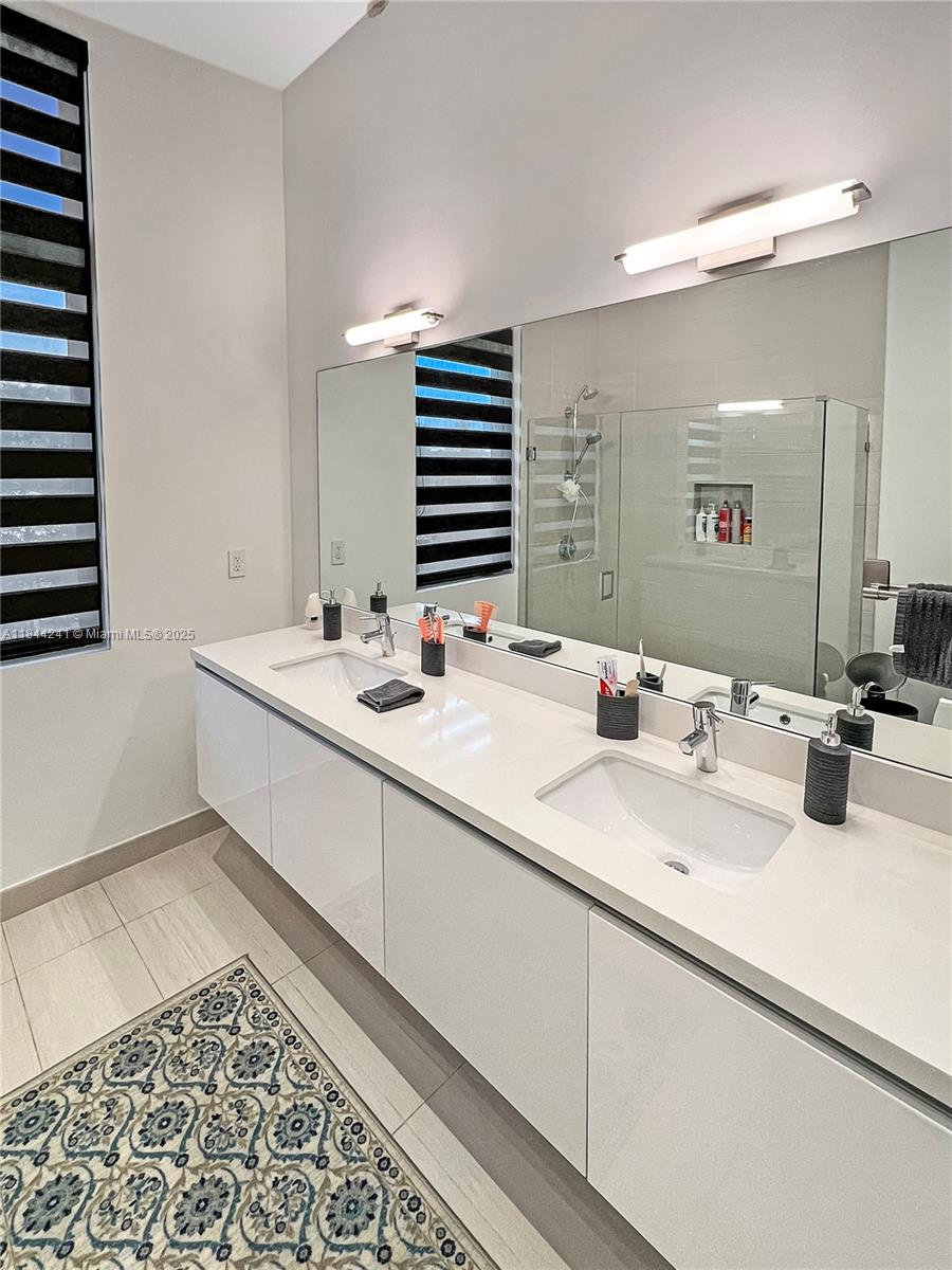16640 Sunset Way Weston, FL 33326 16640 Sunset Way Weston, FL 33326