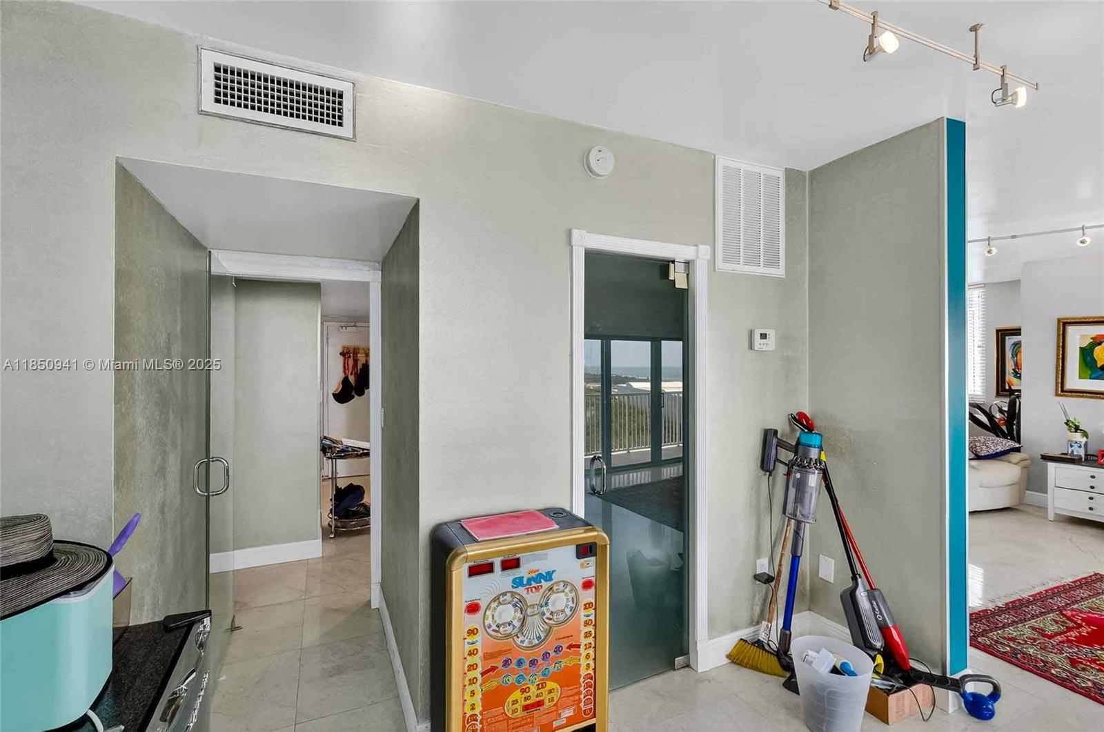 image ARLEN HOUSE CONDO11