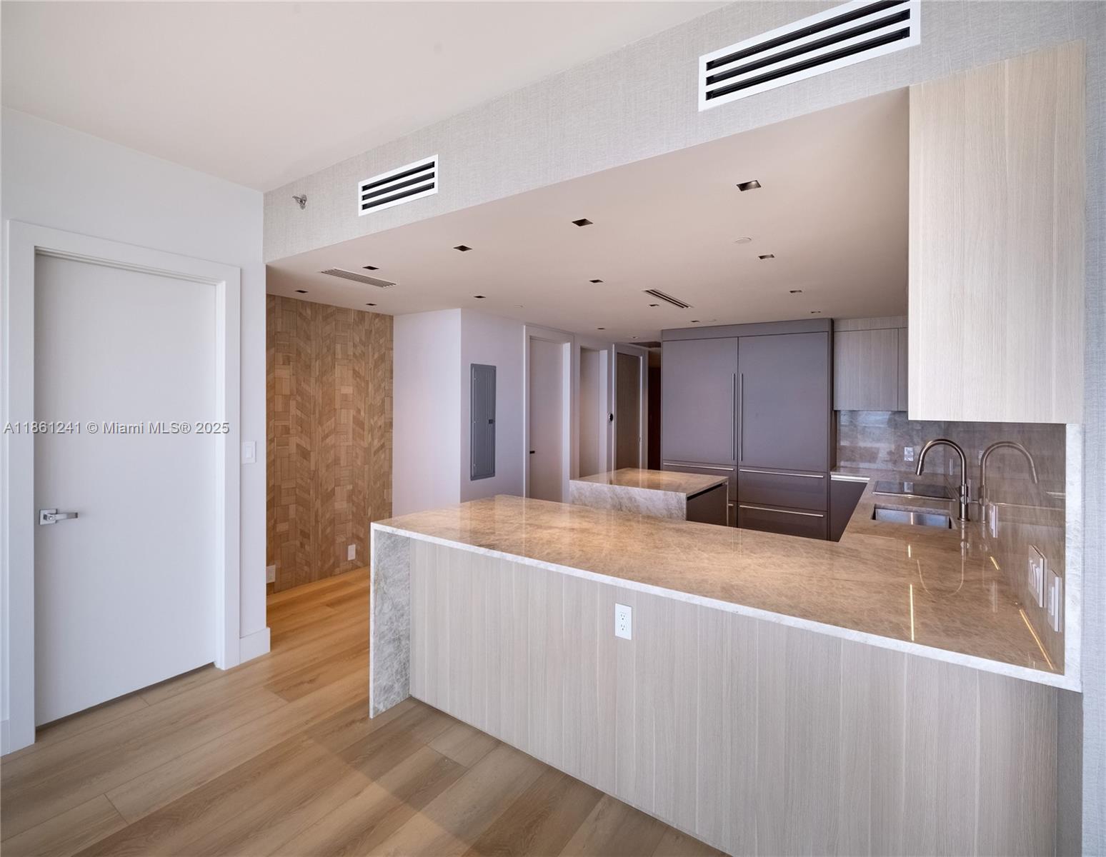 image Iconbrickell Condo No 117