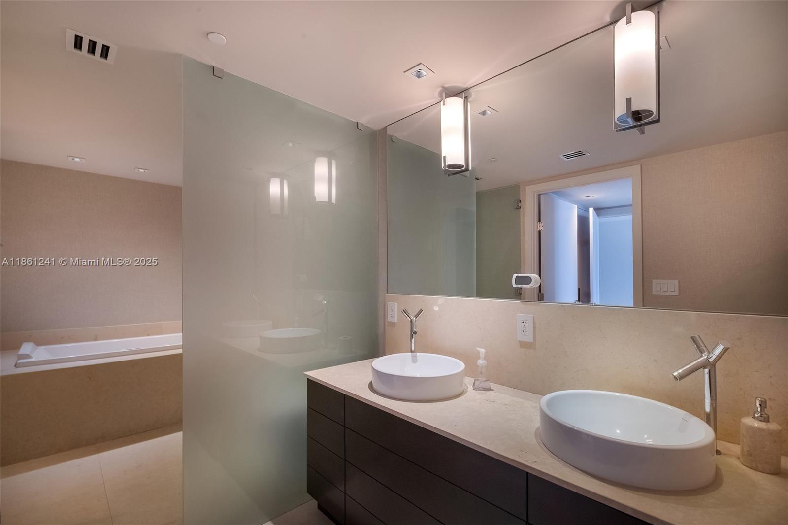 image Iconbrickell Condo No 128