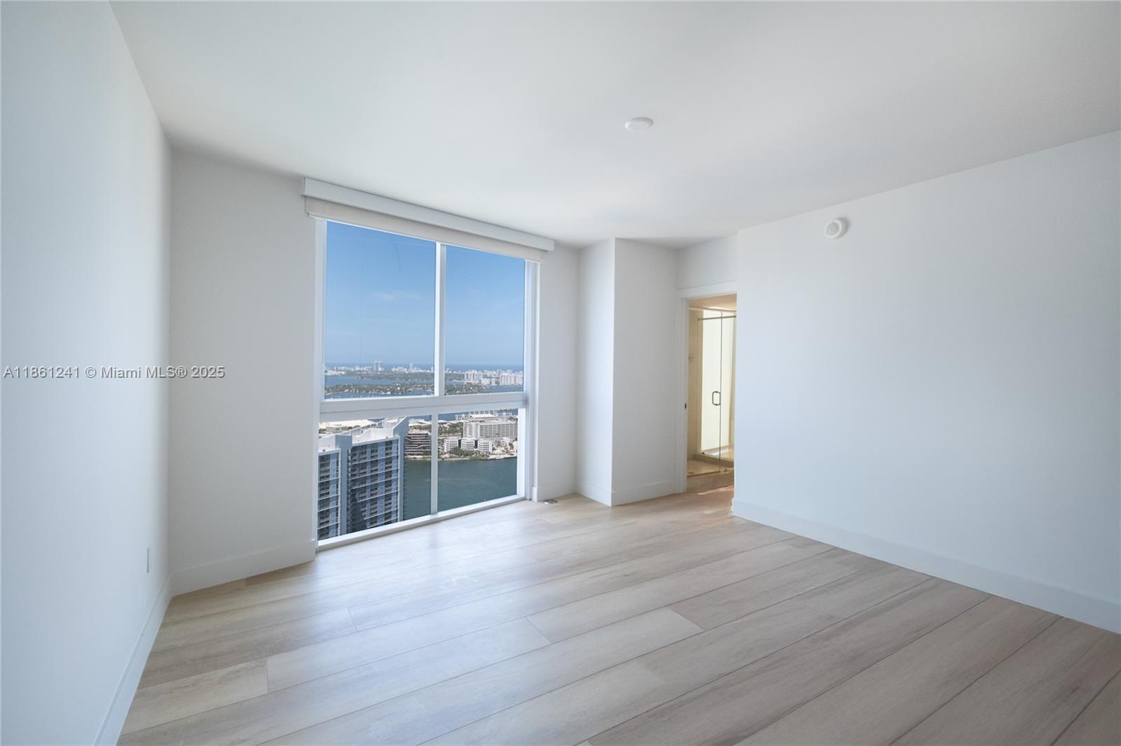image Iconbrickell Condo No 136