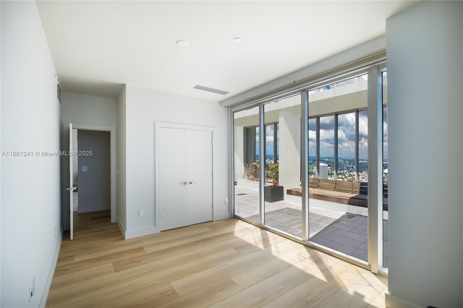 image Iconbrickell Condo No 146