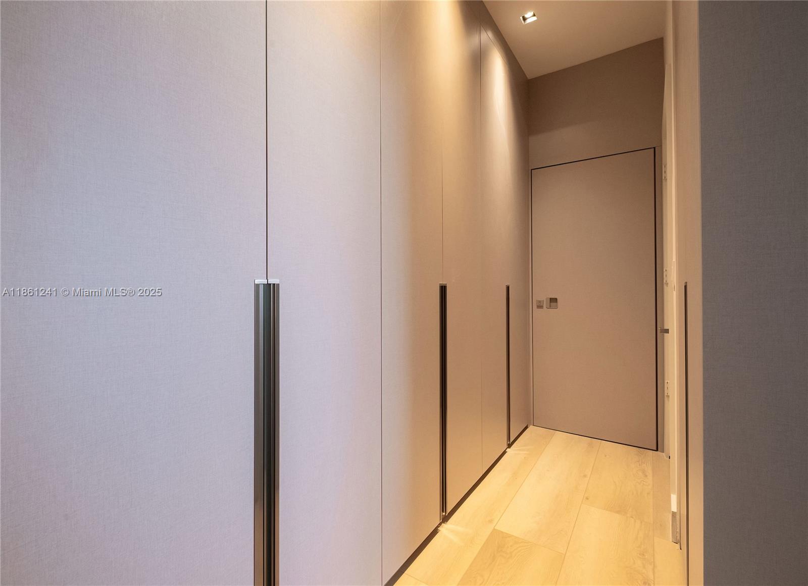 image Iconbrickell Condo No 152