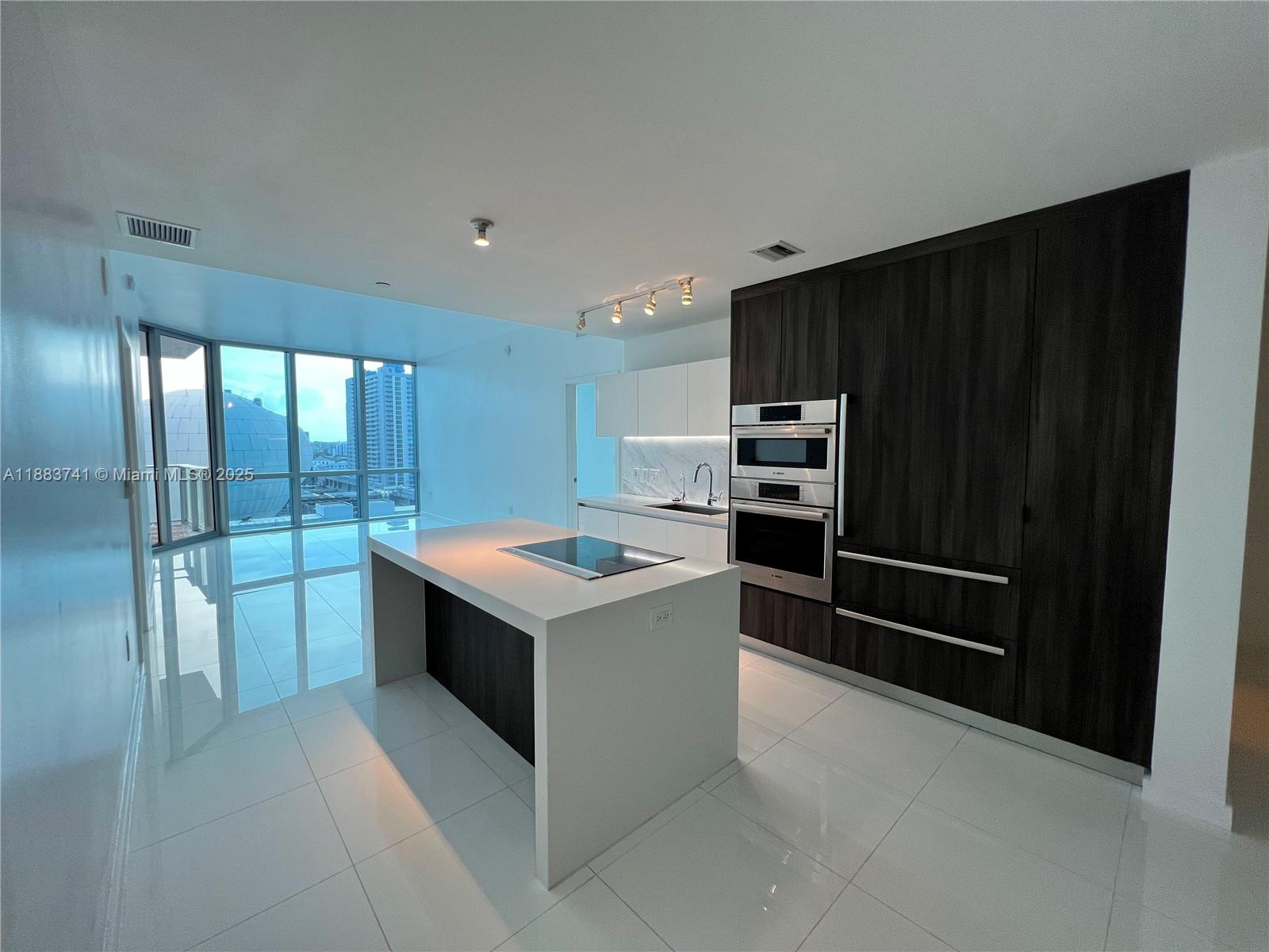 image Paramount Miami Worldcent1