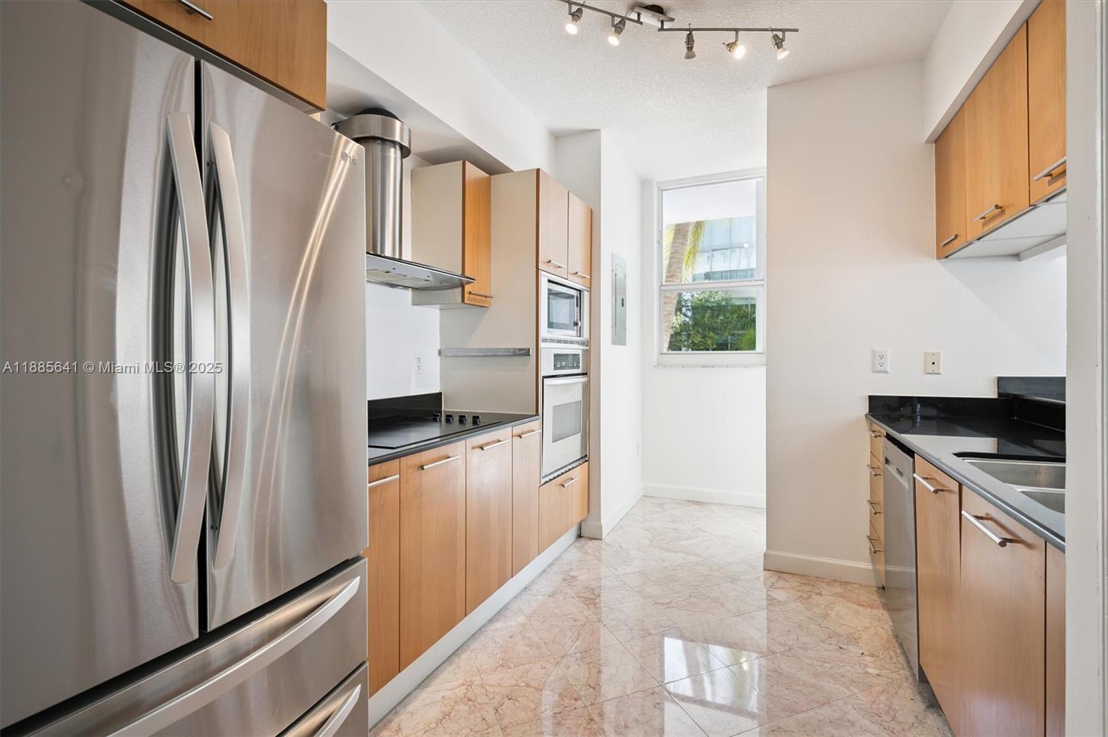 5970 Indian Crk Dr #302 Miami Beach, FL 33140