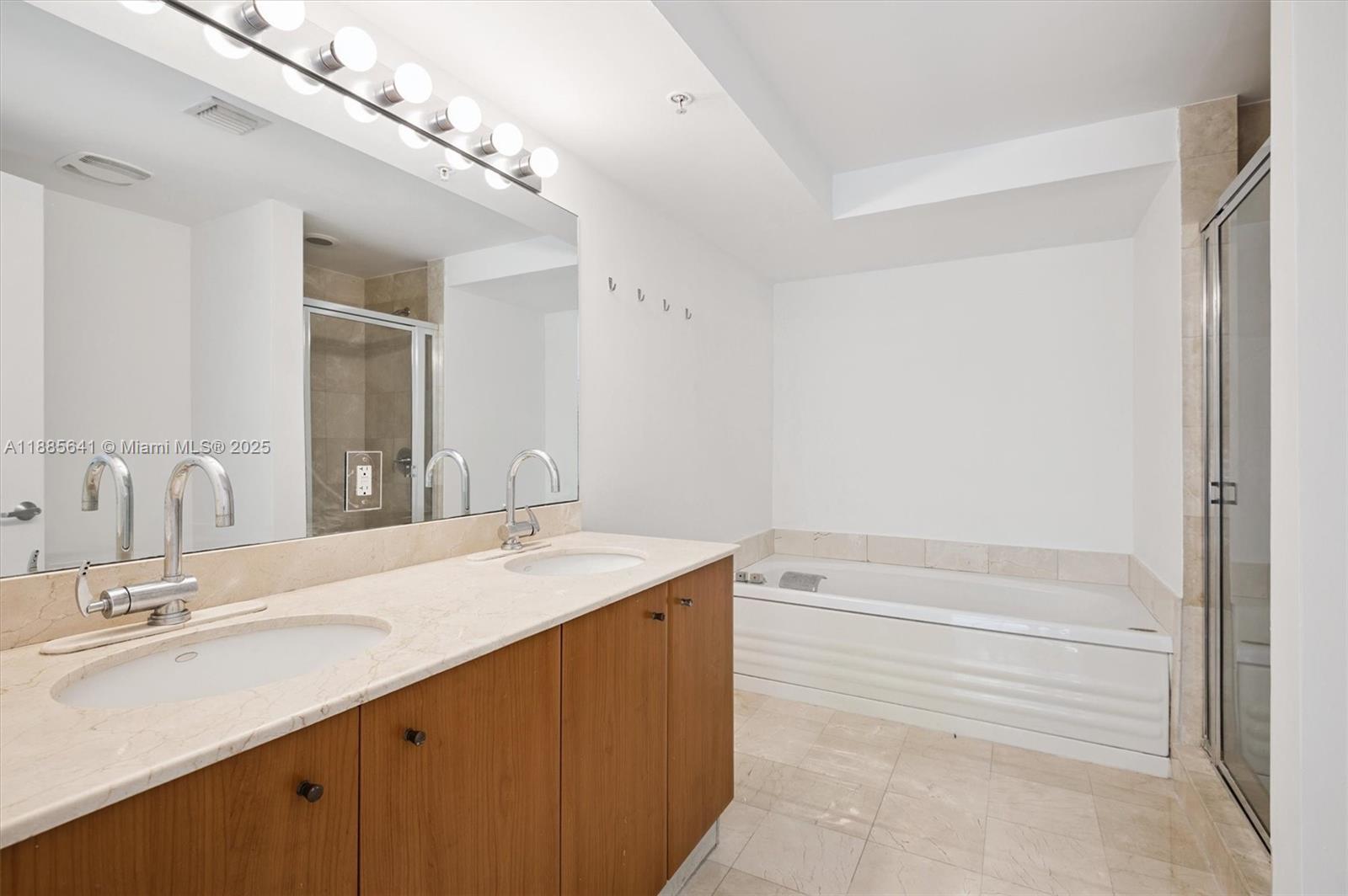 5970 Indian Crk Dr #302 Miami Beach, FL 33140