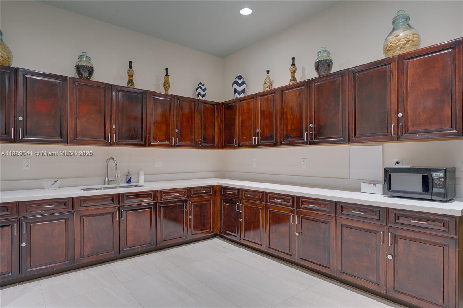 2731 NE 3rd Dr #101 Homestead, FL 33033