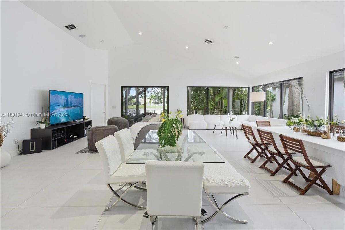 1441 E Lacosta Dr E Pembroke Pines, FL 33027