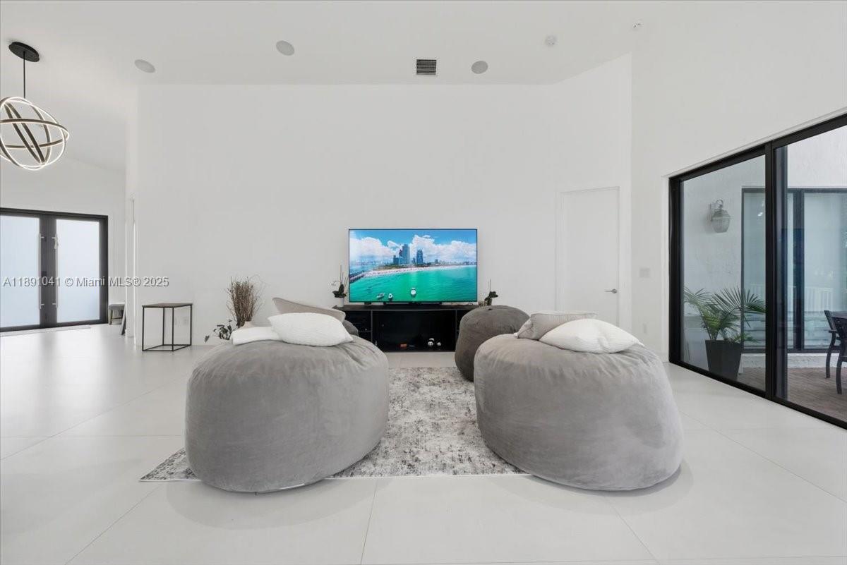 1441 E Lacosta Dr E Pembroke Pines, FL 33027