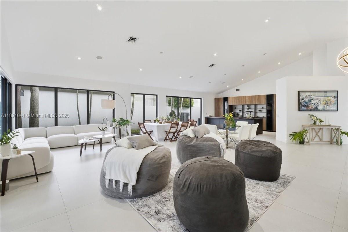 1441 E Lacosta Dr E Pembroke Pines, FL 33027