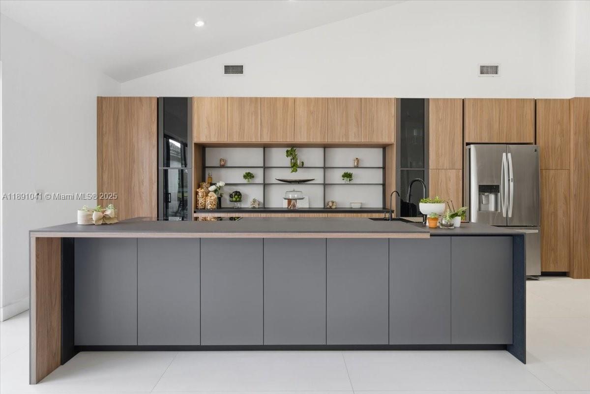 1441 E Lacosta Dr E Pembroke Pines, FL 33027