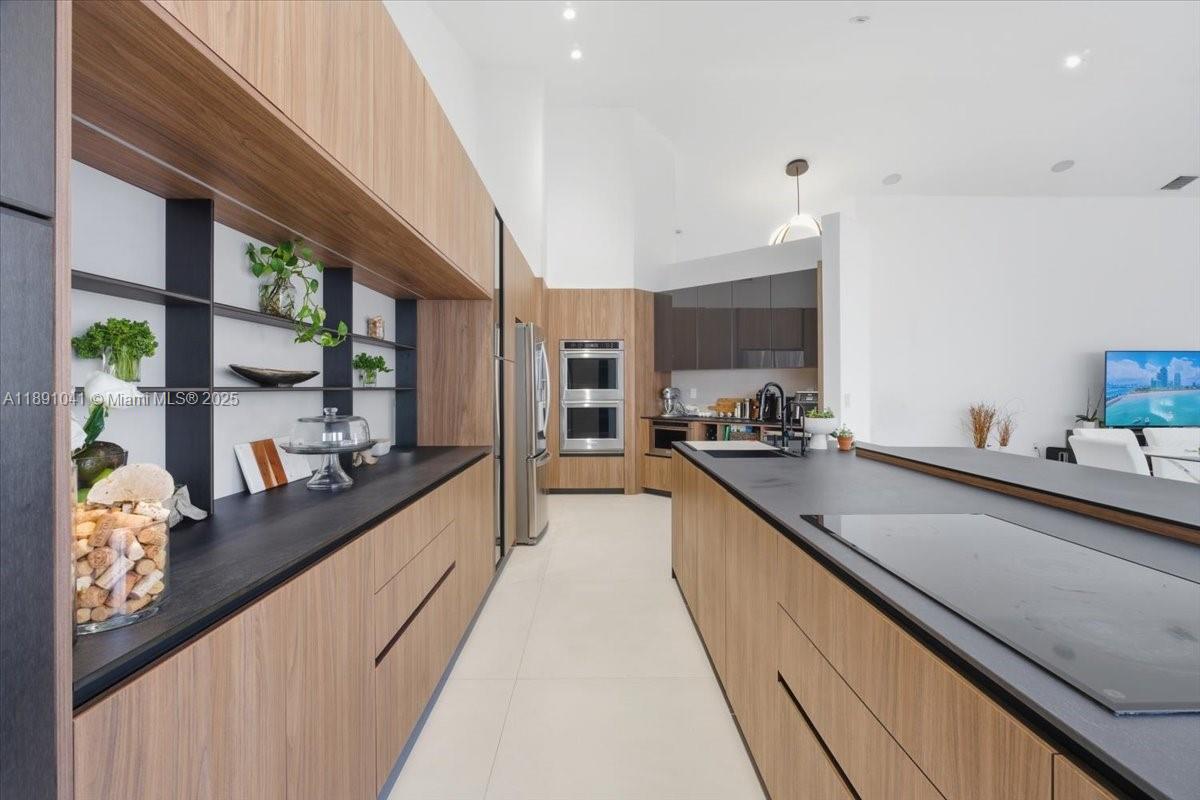 1441 E Lacosta Dr E Pembroke Pines, FL 33027