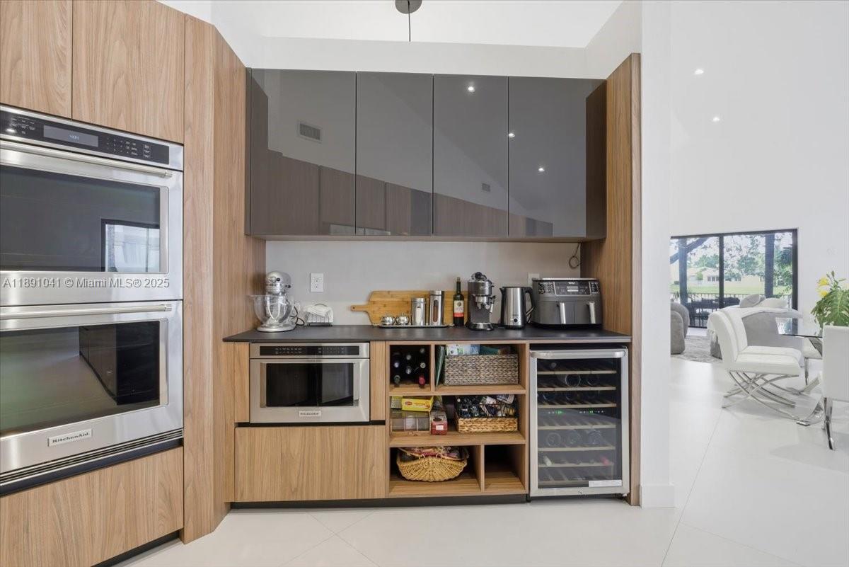 1441 E Lacosta Dr E Pembroke Pines, FL 33027